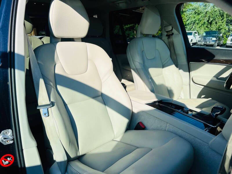 2016 Volvo XC90 T6 Momentum