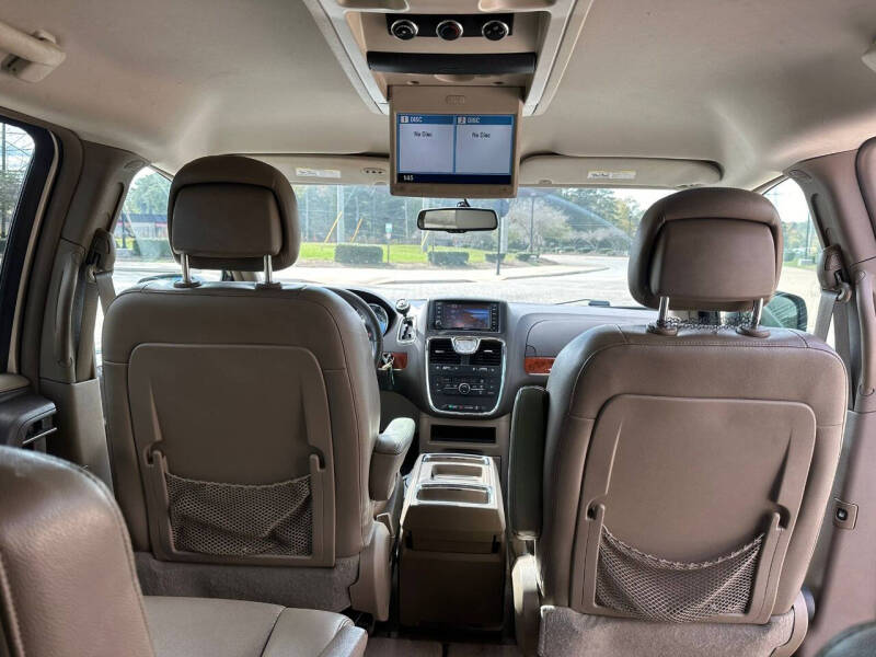 2013 Chrysler Town & Country Touring photo 6