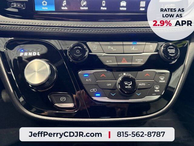 2027 Chrysler Pacifica Select