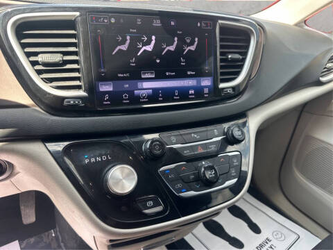 2022 Chrysler Voyager LX