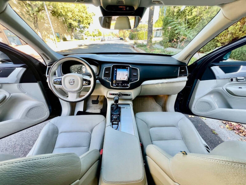 2016 Volvo XC90 T6 Momentum