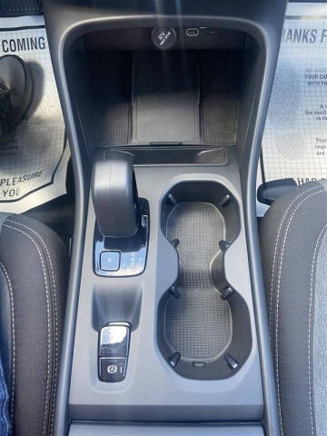 2025 Volvo XC40 B5 Core Bright Theme