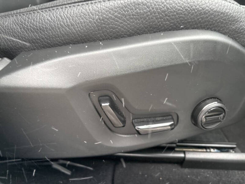 2025 Volvo XC60 B5 Plus Dark Theme