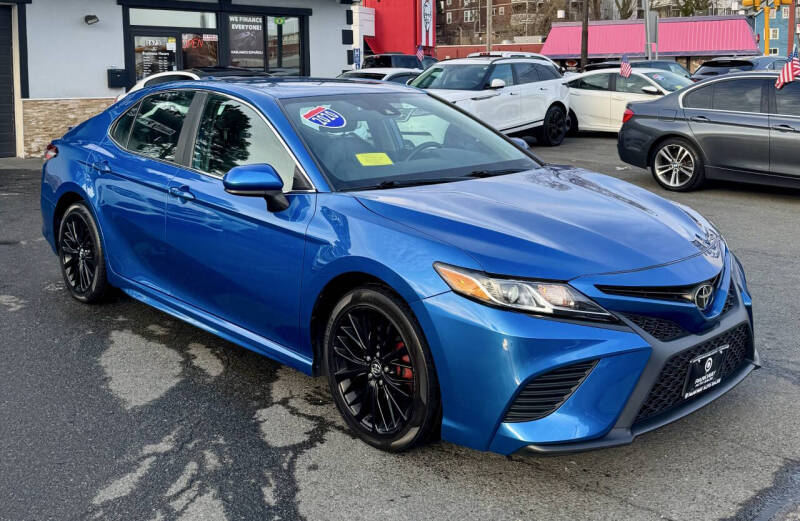 2020 Toyota Camry SE's photo