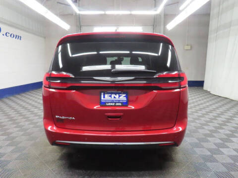2025 Chrysler Pacifica Select