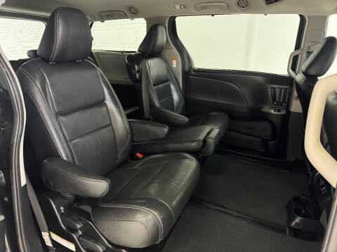 2018 Toyota Sienna SE Premium 8-Passenger