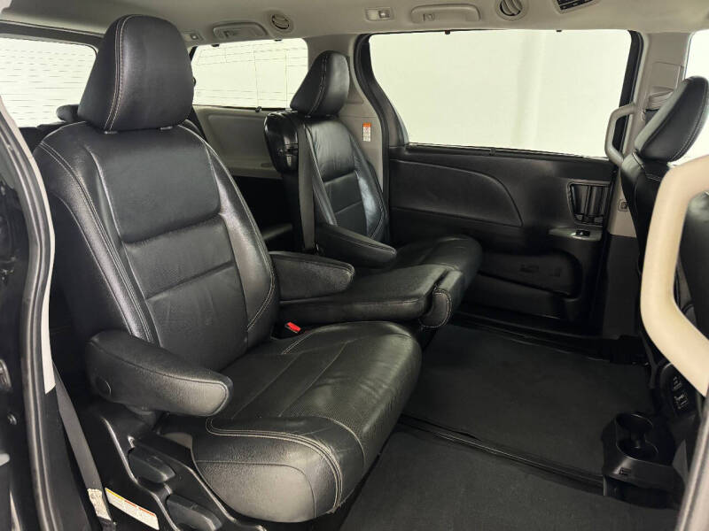 2018 Toyota Sienna SE Premium 8-Passenger