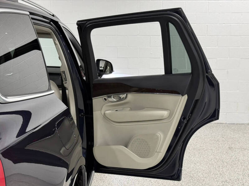 2016 Volvo XC90 T6 Momentum