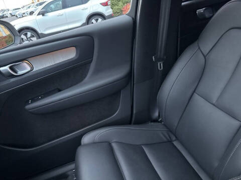 2025 Volvo XC40 B5 Plus Dark Theme