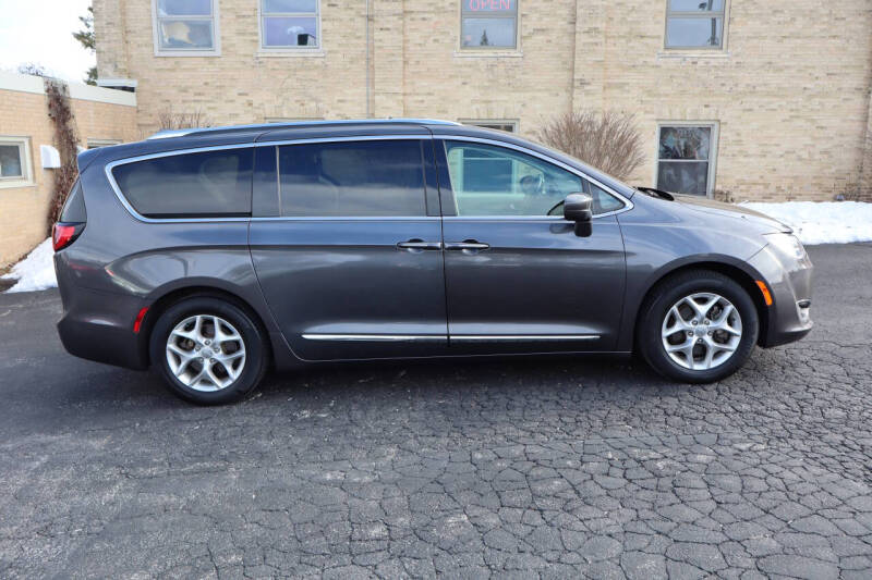 2019 Chrysler Pacifica Touring L Plus's photo