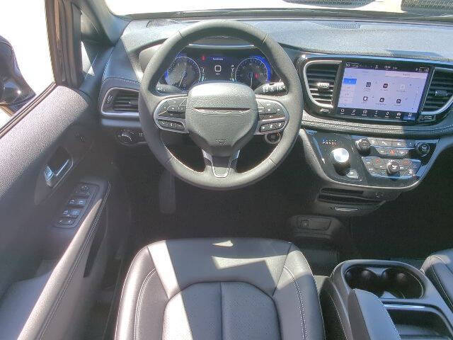 2027 Chrysler Pacifica Select
