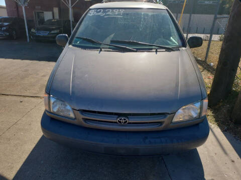 1999 Toyota Sienna for sale at UGWONALI MOTORS in Dallas TX