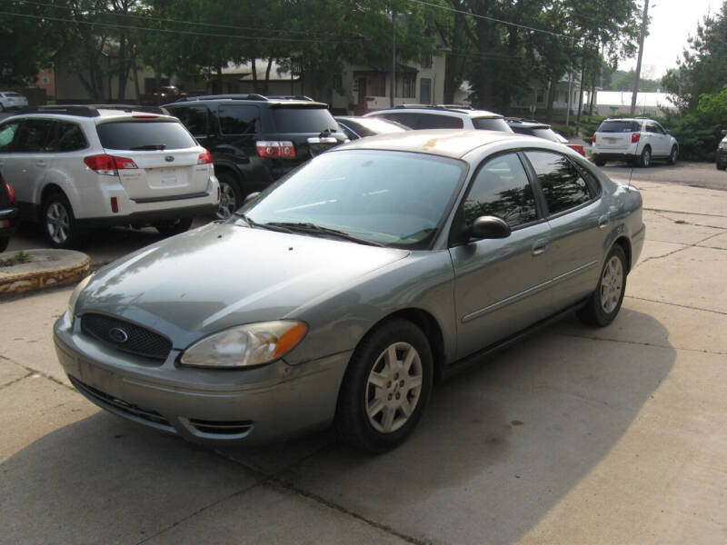 2006 Ford Taurus for sale at C&C AUTO SALES INC in Charles City IA