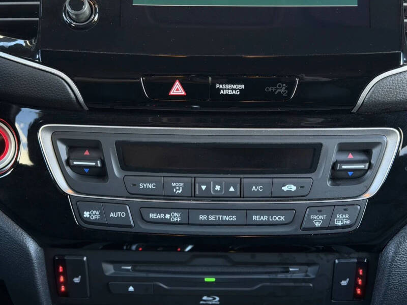 2022 Honda Pilot Touring w/Rear Captain's Chairs