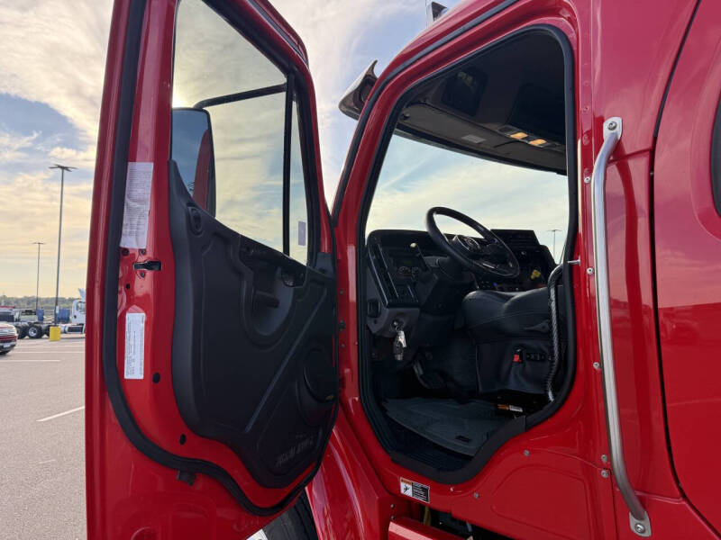 2023 Freightliner M2 106