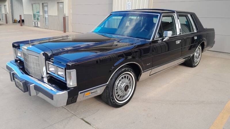 1988 Lincoln Town Car for sale at Pederson's Classics in Sioux Falls SD
