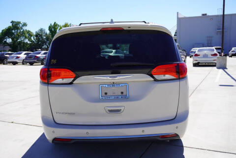 2017 Chrysler Pacifica Touring-L
