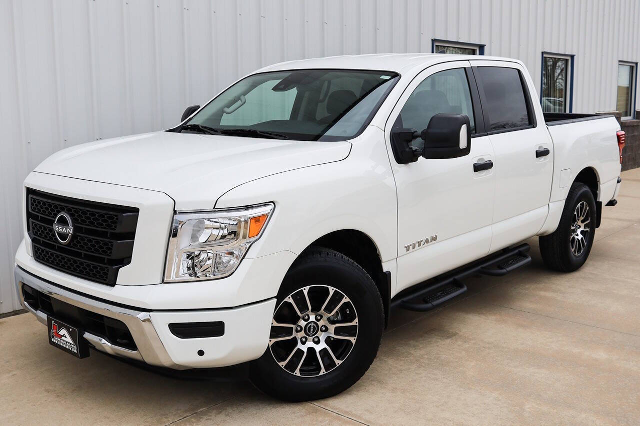 2024 Nissan Titan S's photo