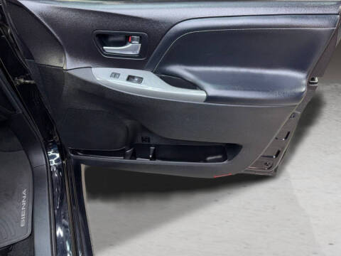 2016 Toyota Sienna SE 8-Passenger