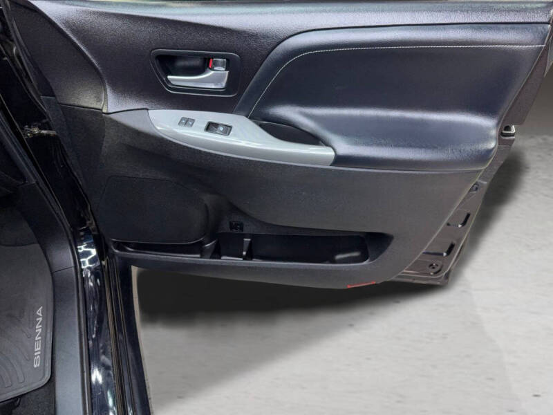 2016 Toyota Sienna SE 8-Passenger