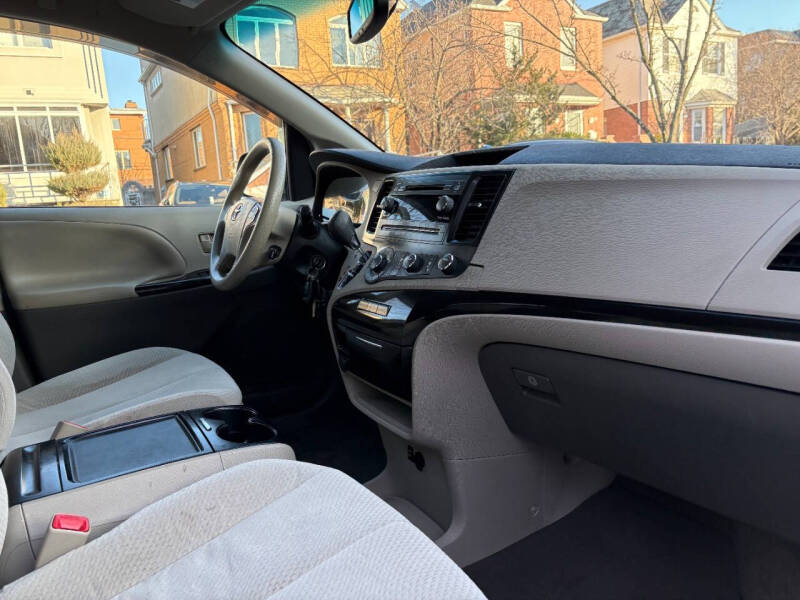 2012 Toyota Sienna LE 8-Passenger