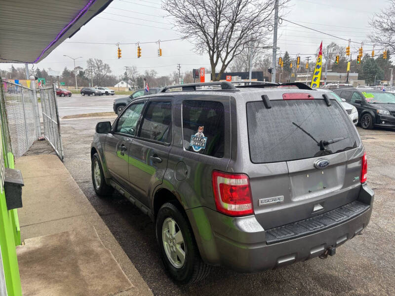 2010 Ford Escape XLT photo 3