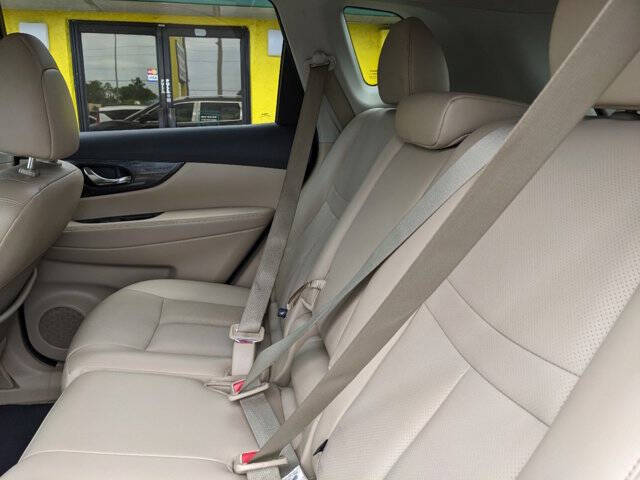 2015 Nissan Rogue 16