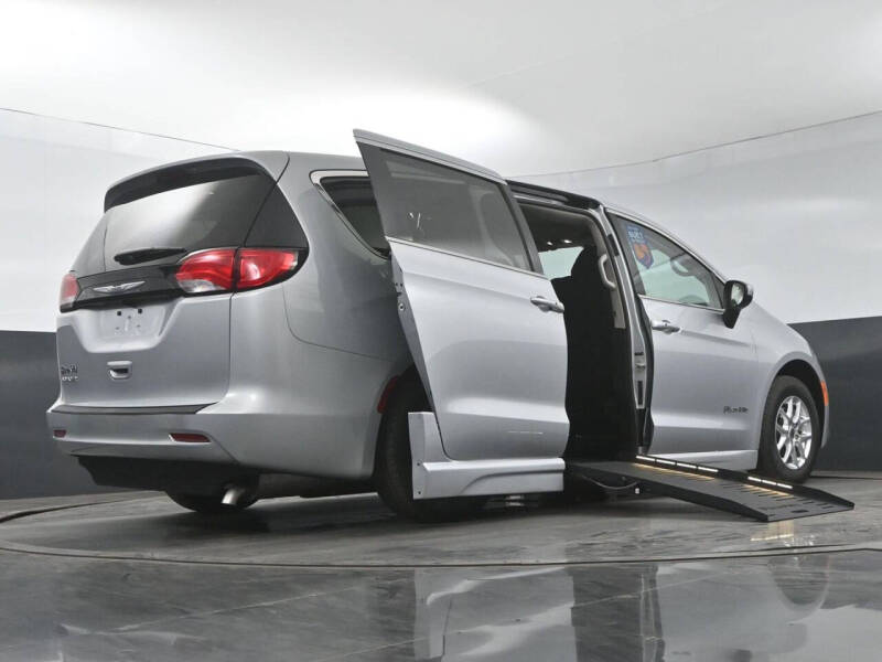 2023 Chrysler Voyager LX