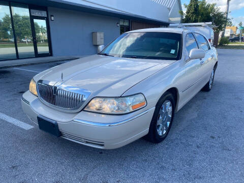 2003 Lincoln Town Car for sale at UNITED AUTO BROKERS in Hollywood FL