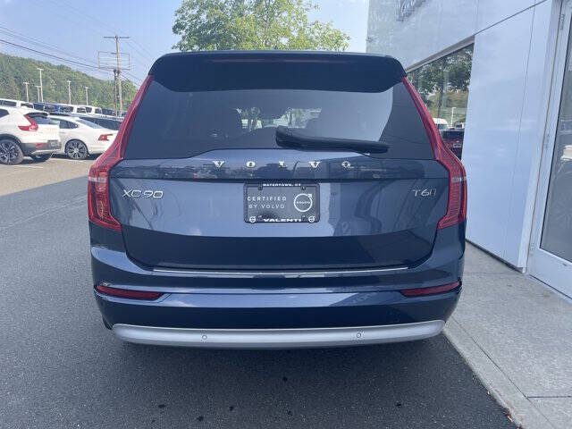 2022 Volvo XC90 T6 Momentum 6-Passenger