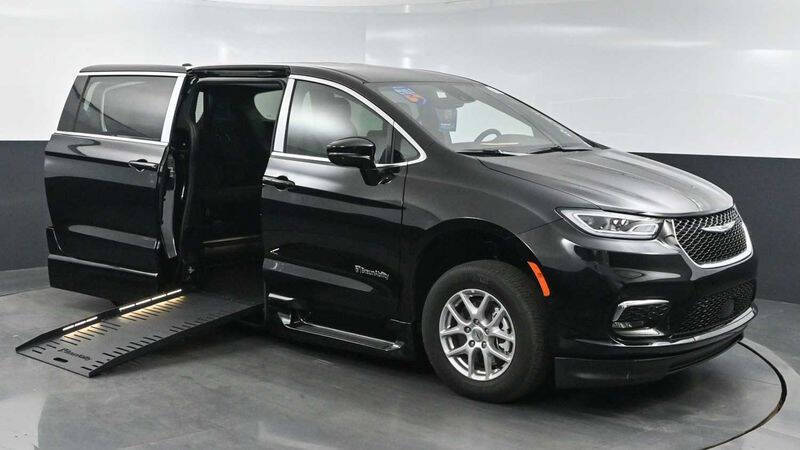 2025 Chrysler Pacifica Select's photo