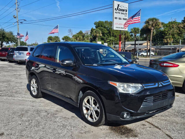 2014 Mitsubishi Outlander SE's photo