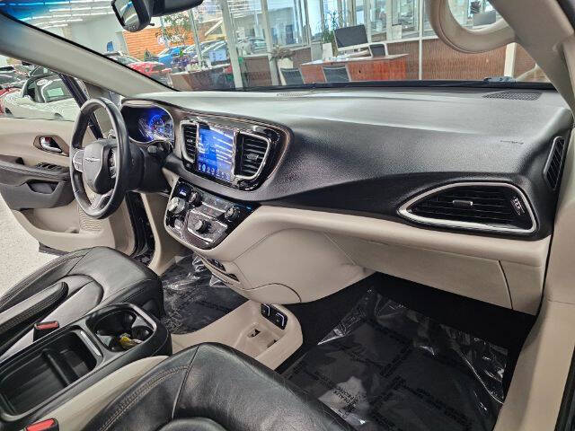 2017 Chrysler Pacifica Touring-L