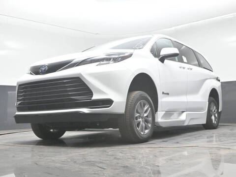 2025 Toyota Sienna LE 8-Passenger