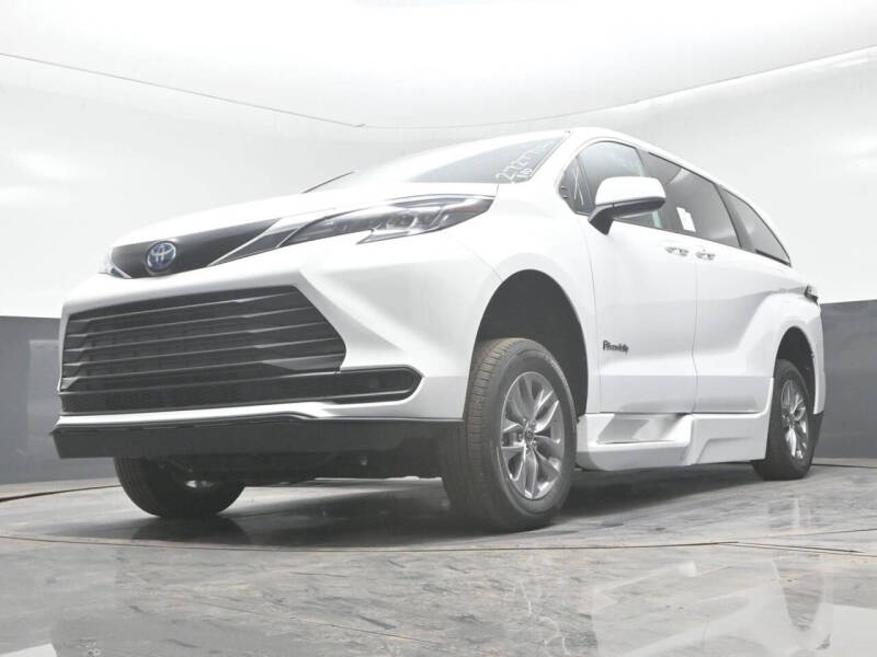 2025 Toyota Sienna LE 8-Passenger