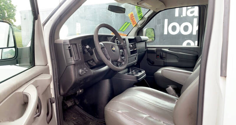 2011 Chevrolet Express LS photo 9