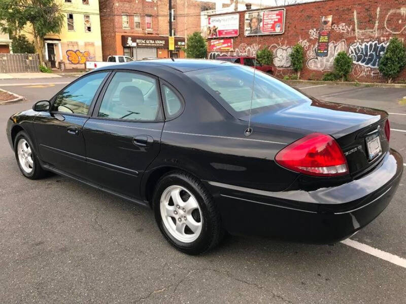 2006 Ford Taurus SE