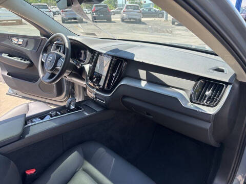 2024 Volvo XC60 B5 Core Dark Theme
