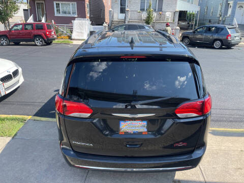 2017 Chrysler Pacifica Touring-L