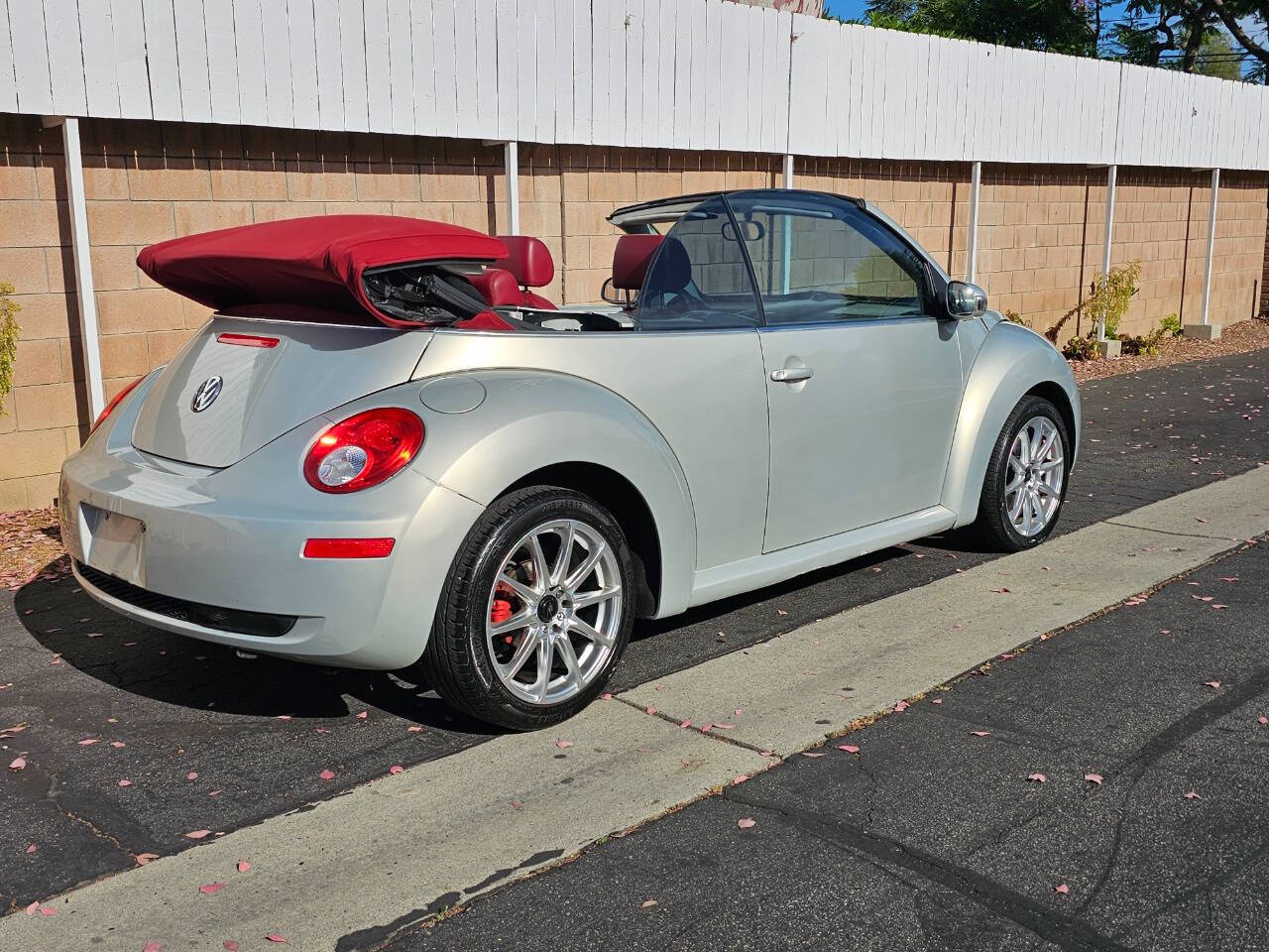 2009 Volkswagen New Beetle Convertible 16