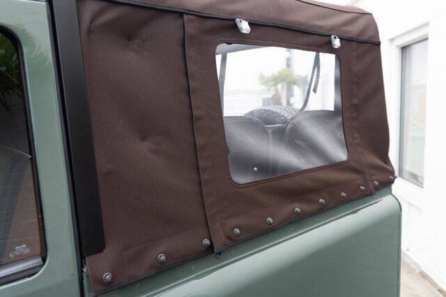 1990 Land Rover Defender 17