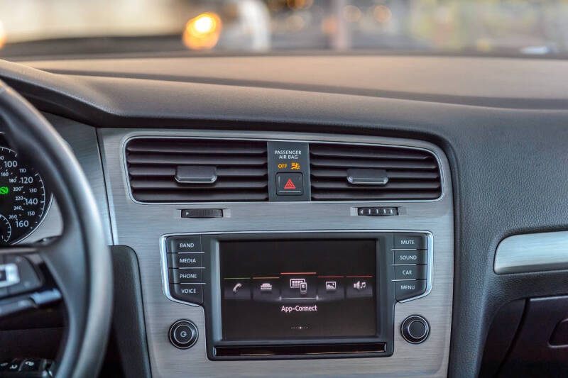 2016 Volkswagen Golf TSI S