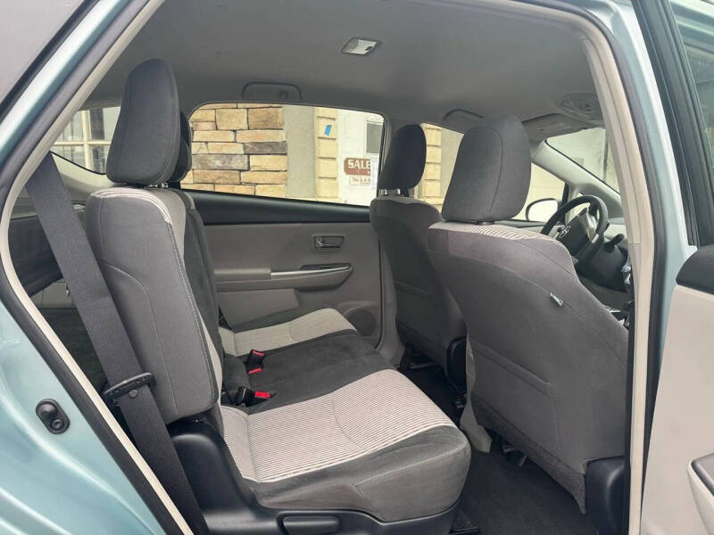 2015 Toyota Prius v Five