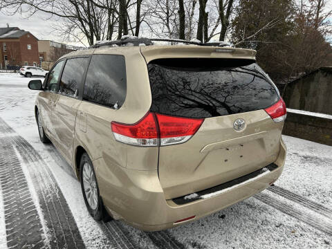 2014 Toyota Sienna XLE 8-Passenger