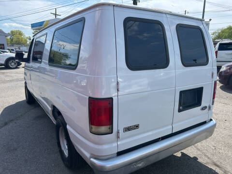 2003 Ford E-Series E-150 Base