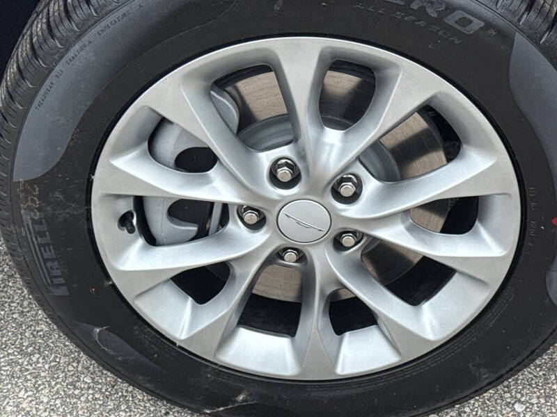 2027 Chrysler Pacifica Select