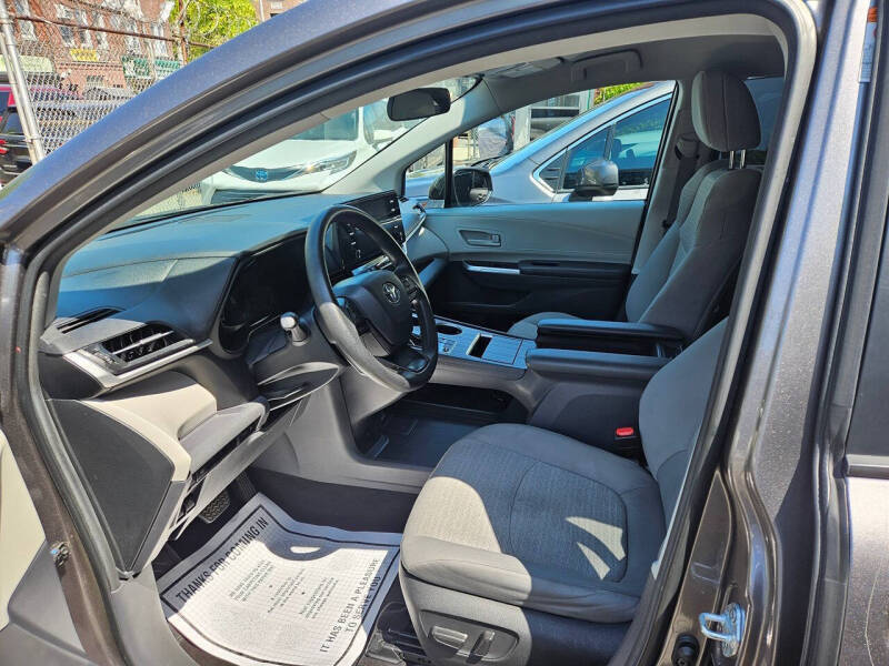 2021 Toyota Sienna LE - Photo 16
