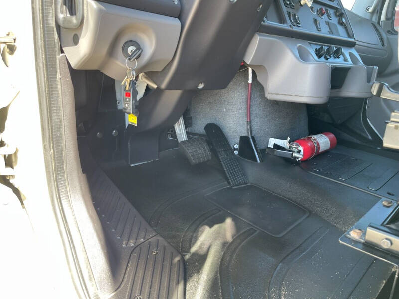 2013 Freightliner Business class M2