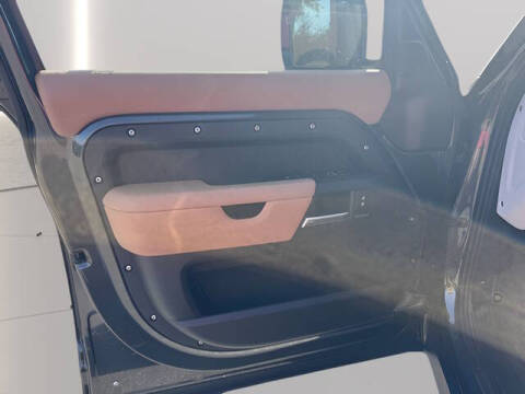 2025 Land Rover Defender 130 P400 X-Dynamic SE