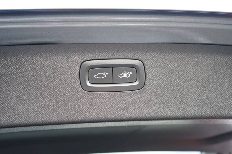 2018 Volvo XC90 T6 Momentum